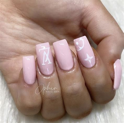 nails louis vuitton pink